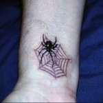 pókháló és pók tetoválás, piros ponttal az alján - a csuklóján