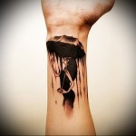 tetoválás a csuklón - egy esernyő alá rejtőző lány az esőtől