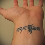 Arab betűkkel csukló tetoválás