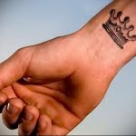 korona tetoválás a csuklón