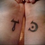 pár szimbólum tetoválás a csuklón