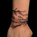 fekete ágak tetoválás a csuklón