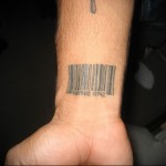 vonalkód tetoválás a csuklón
