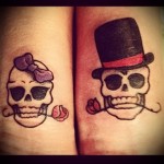 koponyatetoválás rózsával a fogakban és tálkalap a fején