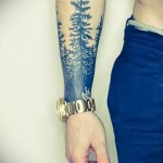 magas fák tetoválása a csuklón