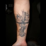 tetováló kereszt nagy rönkökből és feliratok a szalagon