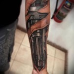 tetoválás a csuklón, mint egy robot tömése