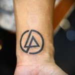 háromszög csukló tetoválás körbe írva