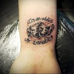 tetoválás a csuklószínházi maszkokon és betűkkel