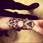 mandala és háromszög tetoválás a csuklón
