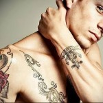 tetoválás felirat és horgony a csukló elején