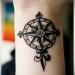 kormánykerék és szélrózsa tetoválás a csuklón
