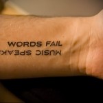 a tetováló feliratok világai kudarcot vallanak - a zene beszél