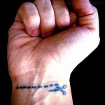 tetováló olló a szaggatott vonalon