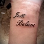 csak belive tetoválás a csuklón