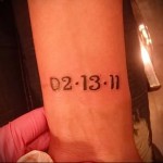 dátum tetoválás a csuklón