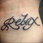 Relax tetoválás a csuklón
