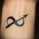 nyíl szimbólum - tetoválás a csuklón