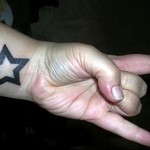 egy csillag a csukló tetoválásában