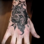 Sakura és fekete bivaly tetoválás a csuklón