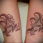 pár tetoválás a csuklóján nagybetűkkel A