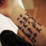 tetoválás felirat több sorban nagy betűkkel a csuklón