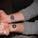 pár tetoválás a csuklón két karra