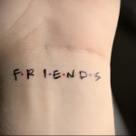 tetoválás egy férfi csuklóján a felirat angol barátok (barátok) tetoválás egy férfi csuklóján a felirat angol barátok