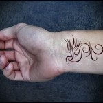 TEToválás a csuklónőn - henna madár