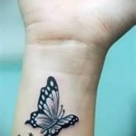 TETOVÁS A CSUKLÓ NŐ pillangóján repülés közben