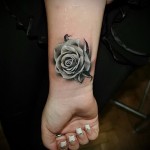 NŐI TETOVÁLÁS - szürke rózsa