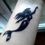 TETOVÁLÁS A CSUKLÓNŐ NŐI SZERENYÉN