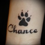 TEToválás a csuklón asszony lábán és felirat