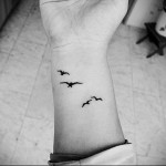 TEToválás a csuklón NŐ madár repülés közben