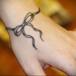 TEToválás a csuklón NŐ szalagján és íján