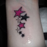 TETOVÁLÁS A CSUKLÓ NŐ többszínű csillagai