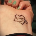 A NŐ TETOVÁLÁSA, összefonódó szívek