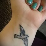 TEToválás a csuklón NŐ galamb repülés közben