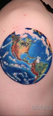 Foto af en tatovering med planeten Jorden 22/04/2020 №097 -planet jord tatovering-