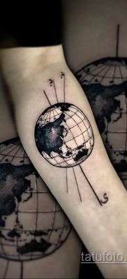 Foto af en tatovering med planeten Jorden 22/04/2020 №098 -planet jord tatovering-