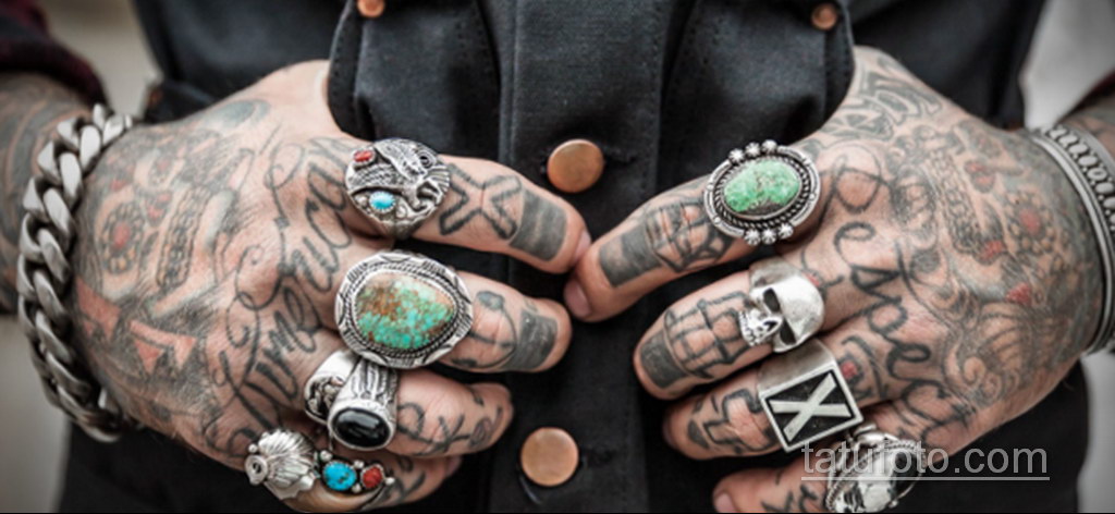 Photo of the tattoo artist at work 11/16/2020 №005 -tattoo artist at work-