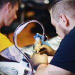 Photo of tattoo artist at work 11/16/2020 №020 -tattoo artist at work-