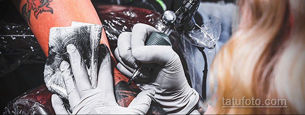 Photo of the tattoo artist at work 11/16/2020 №001 -tattoo artist at work-
