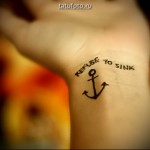 horgony tetoválás a csuklón - példa egy kész tetoválásra a fotón