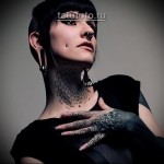 fekete munka a kezében