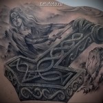 Fantasy tetoválás egy lánnyal