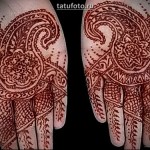 Kéz henna tetoválással