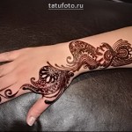 A henna tetoválás egy változata egy nő kezén