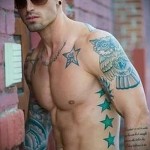 férfi tetoválás az 1 oldalon