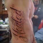 férfi tetoválás a 2 oldalon